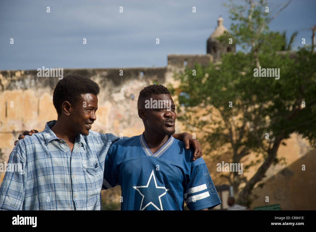 Porträt von zwei Männern, freundlich lächelnd. Mombasa, Kenia, Ostafrika. Stockfoto
