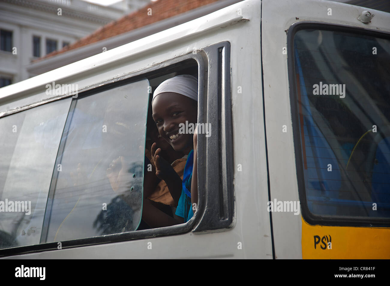 Porträt eines Mädchens im Bus, lächelnd. Mombasa, Kenia, Ostafrika. Stockfoto