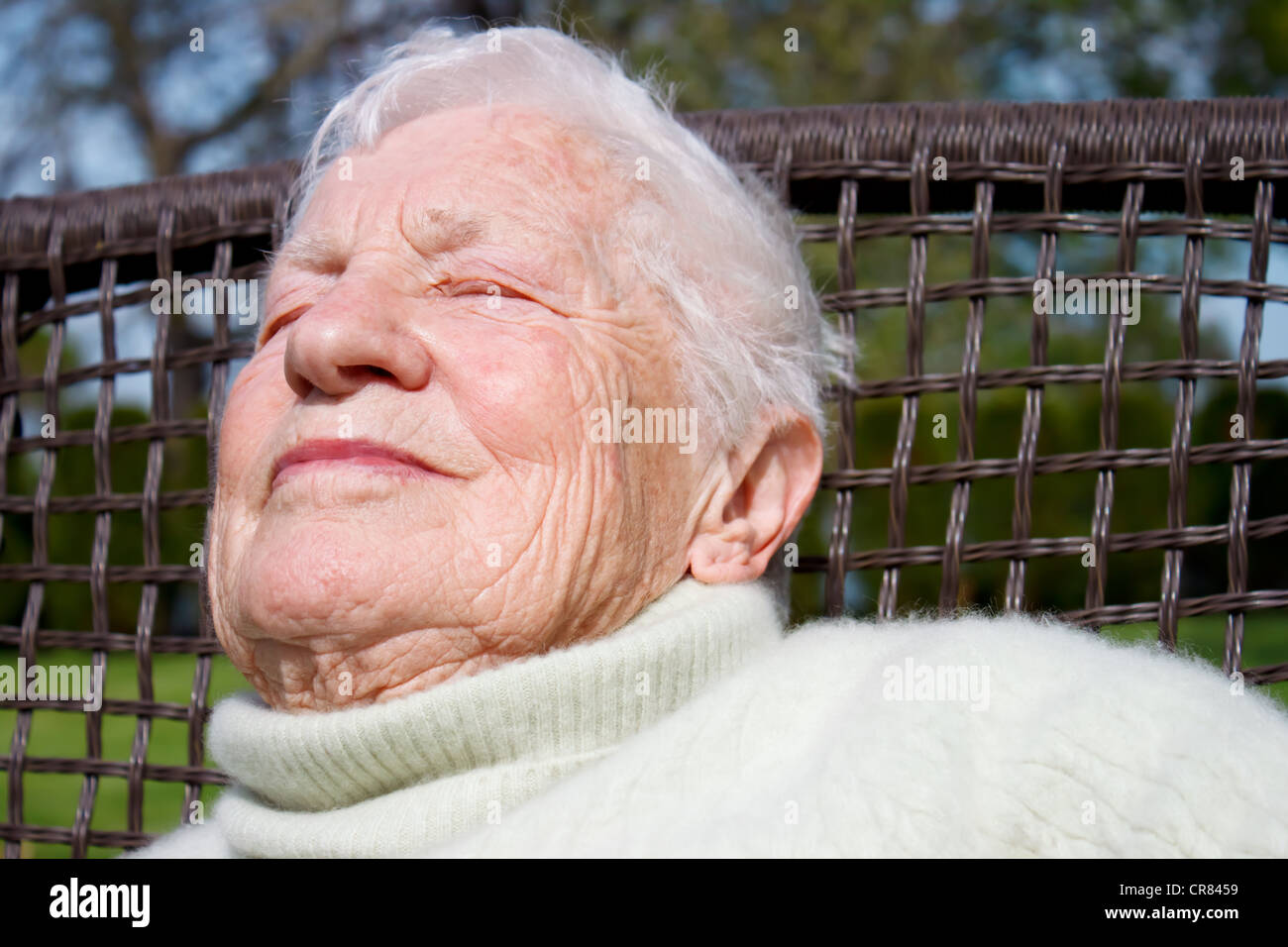 Ältere Frau in der Sonne entspannen Stockfoto