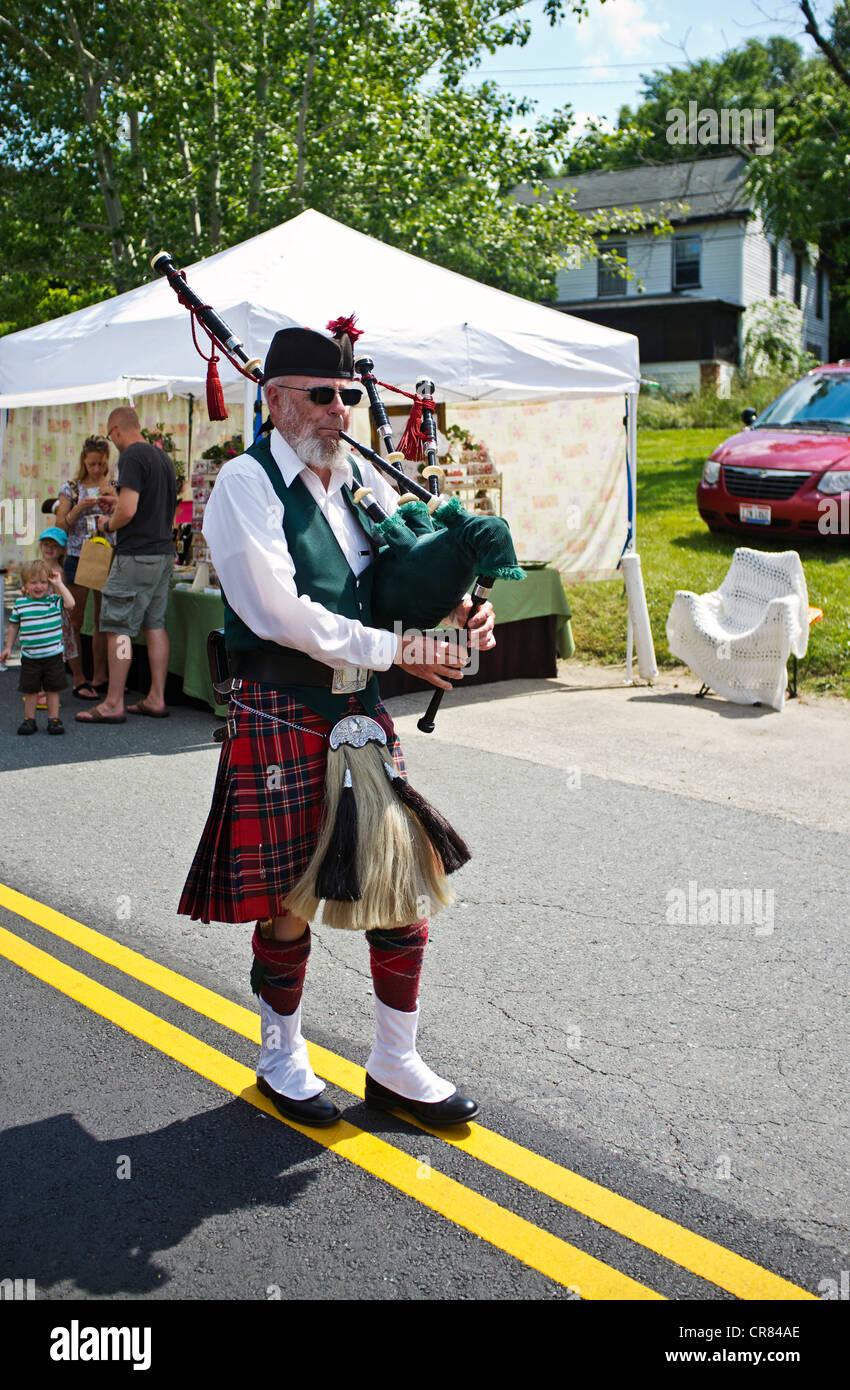 Mann im traditionellen Kilt, einen Dudelsack zu spielen, auf der jährlichen unsere Craft Fair Stockfoto