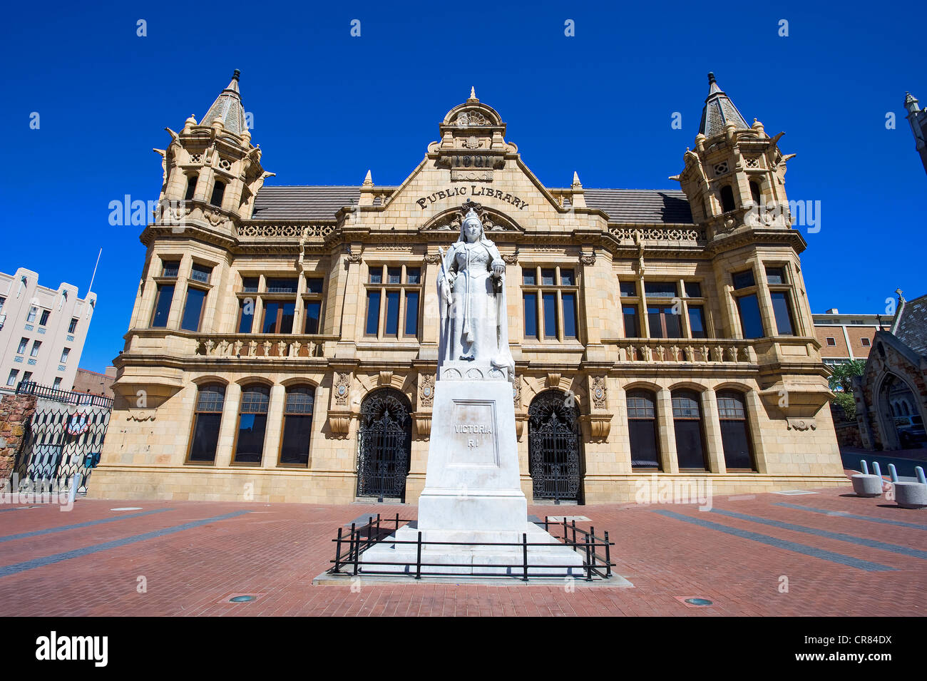 Südafrika, Eastern Cape, Port Elisabeth, öffentliche Bibliothek mit Statue der Königin Victoria Stockfoto