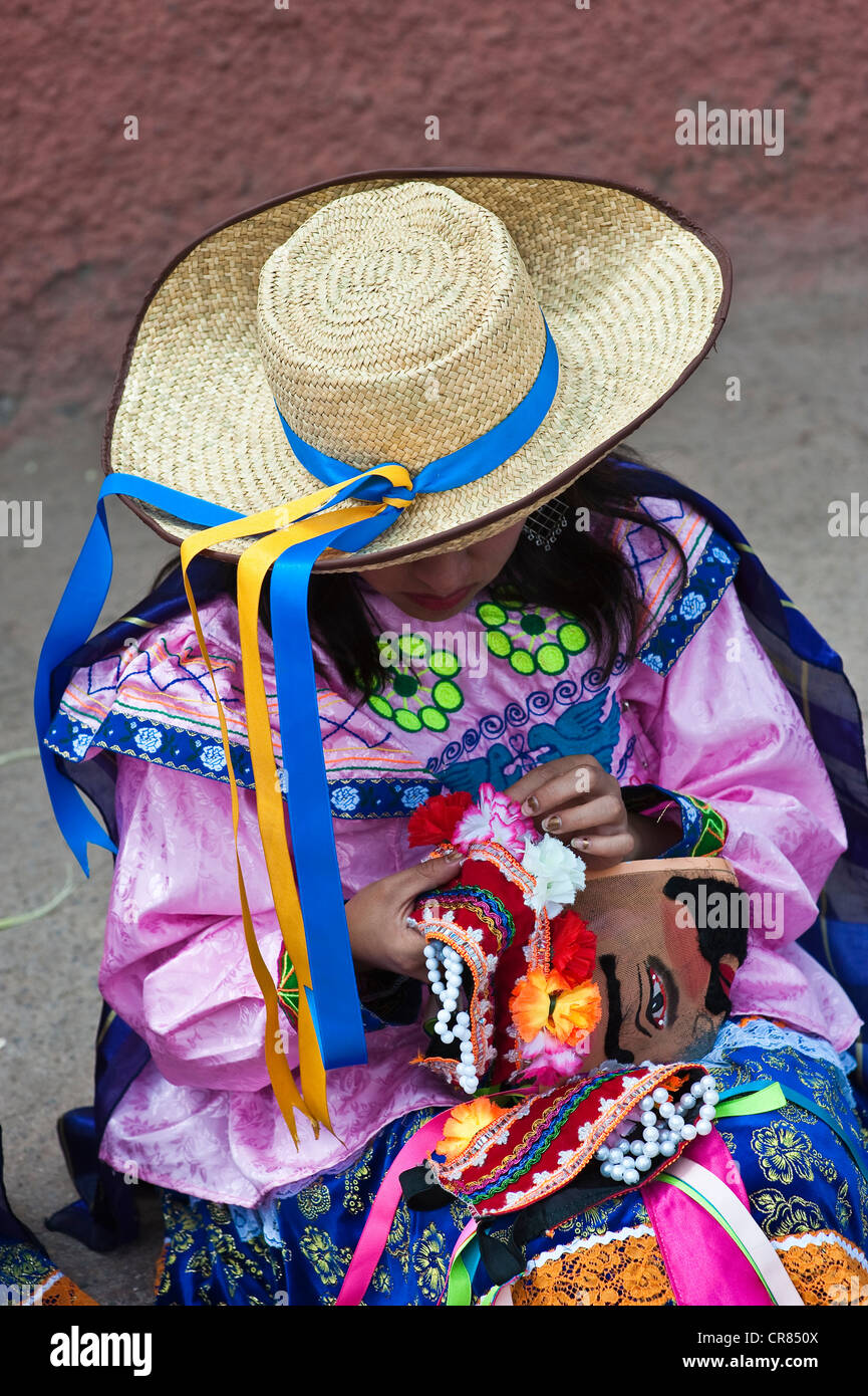 Peru, Cuzco Provinz, Huaro, Tänzerin in Tracht für das Festival von Mais, Sara Raymi Stockfoto
