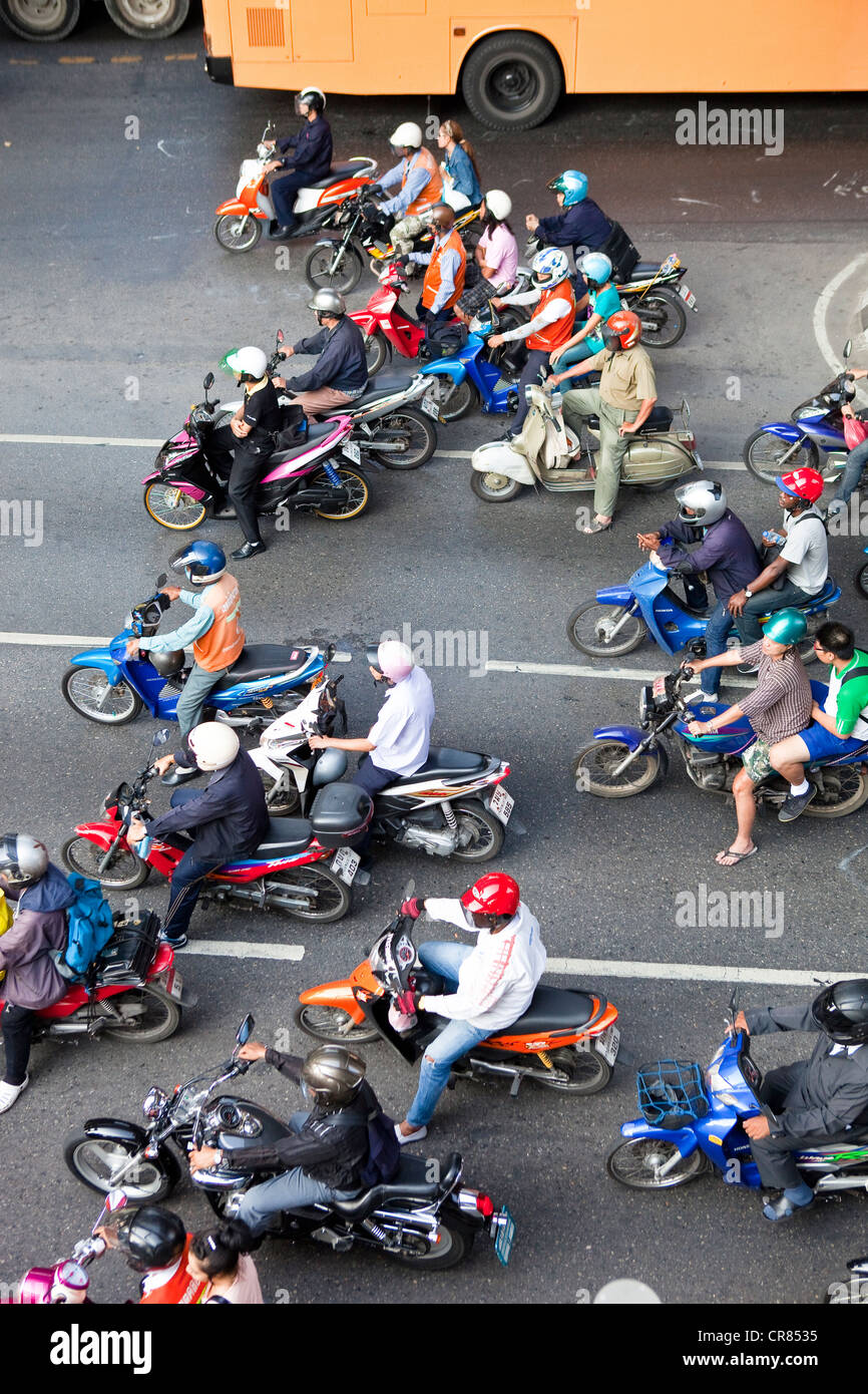 Thailand, Bangkok, Verkehr mit Taxen motos Stockfoto