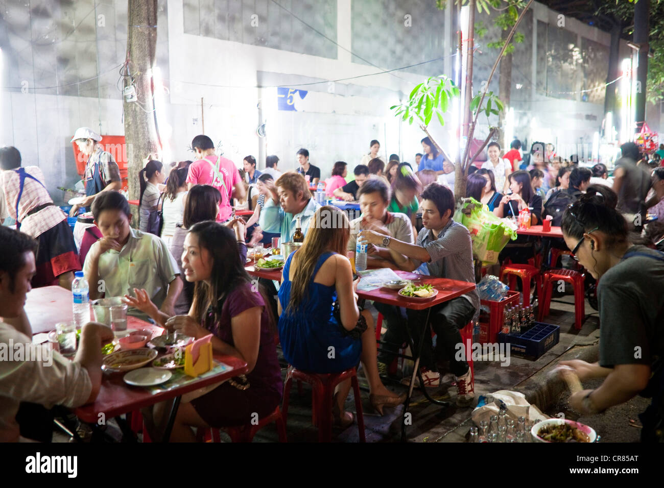 Thailand, Bangkok, Siam Square, Straße Restaurants erscheinen in der Nacht auf Ratchadamri Avenue Stockfoto