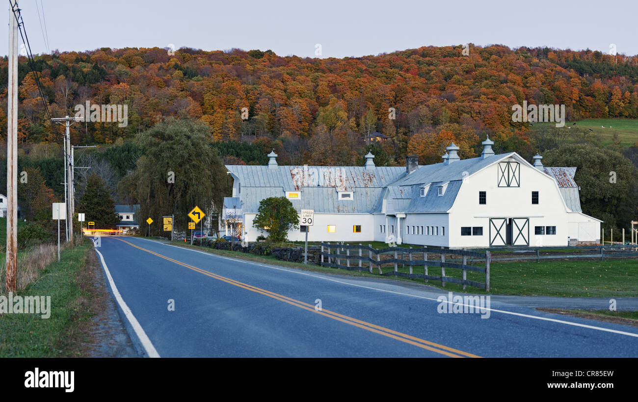 Vereinigte Staaten, New England, Vermont, alten Bauernhof in der Nähe von Woodstock, Vermont Horse Country Store, während indische Stockfoto