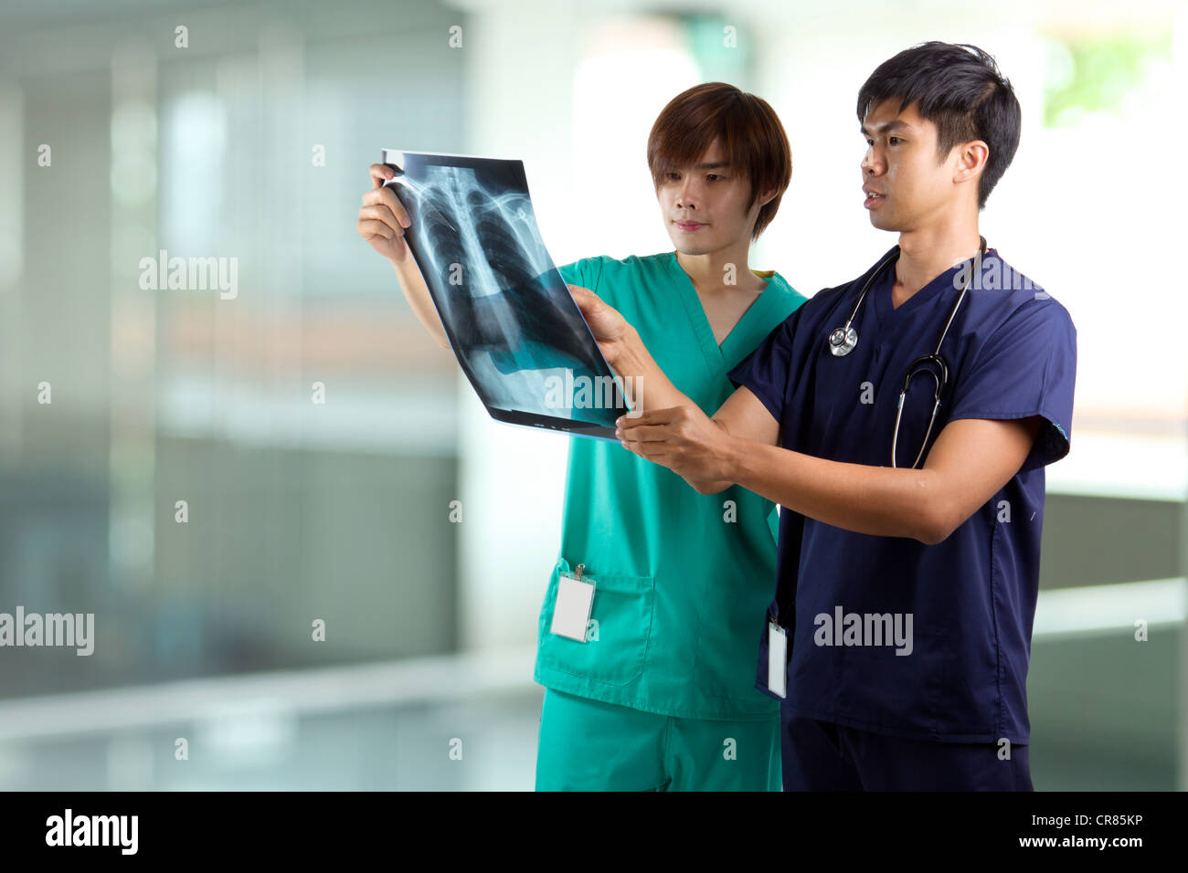 Porträt von zwei männlichen Arzt eine Röntgenaufnahme zu betrachten. Stockfoto