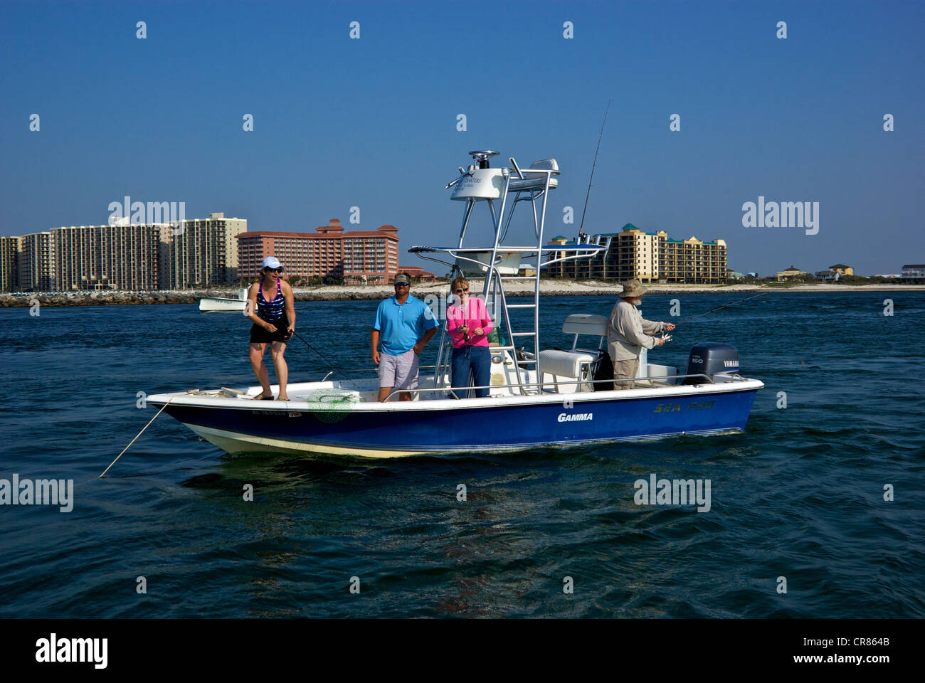 Angler an Bord Sportfischen Wohnungen Mittelkonsolenboot verankert Eingang zum Perdido Pass inshore Salzwasser Angeln Stockfoto