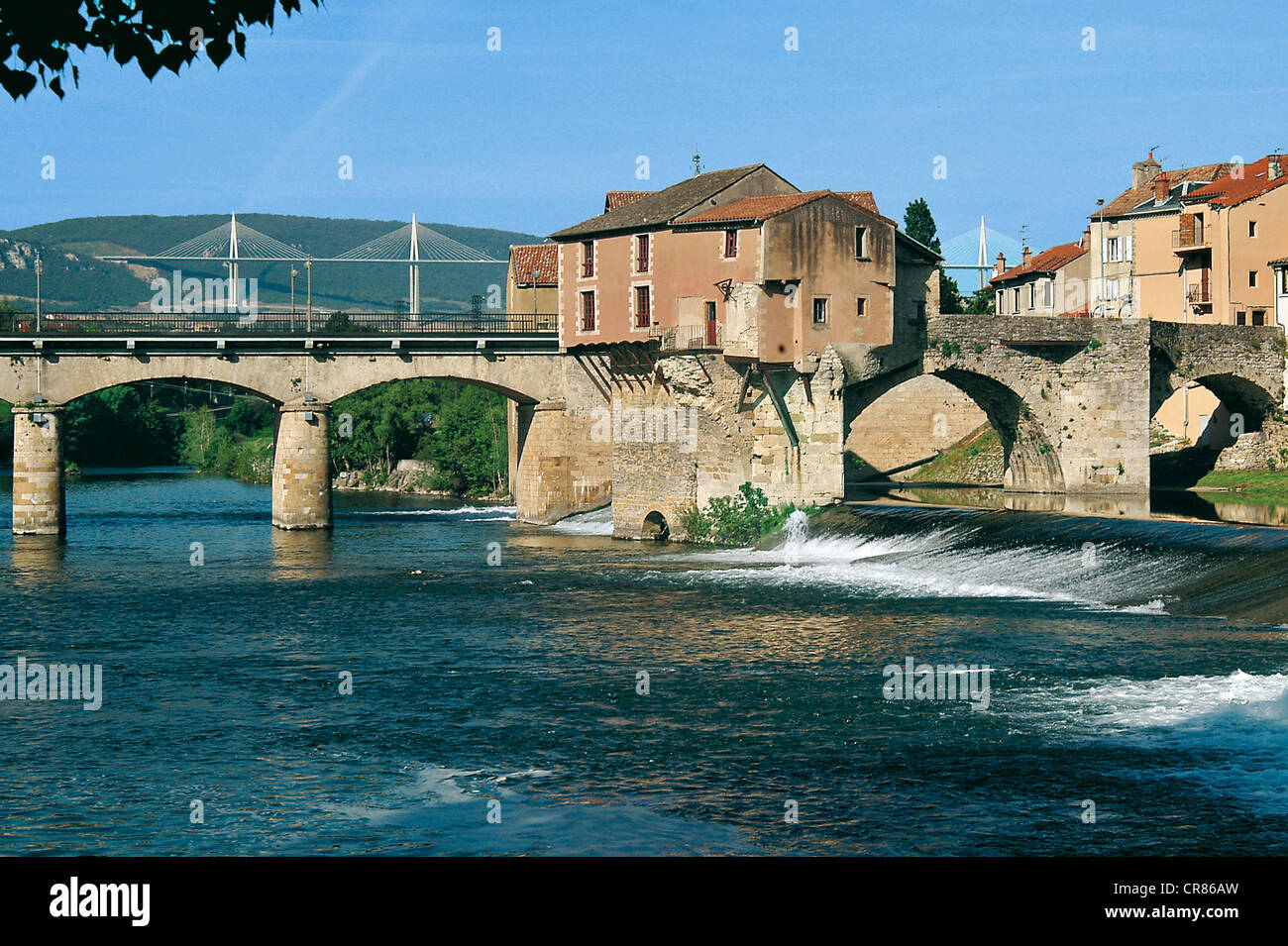 Frankreich, Aveyron, Millau, alte Mühle, Lerouge Brücke über den Fluss Tarn und im Hintergrund, dem Viadukt Stockfoto