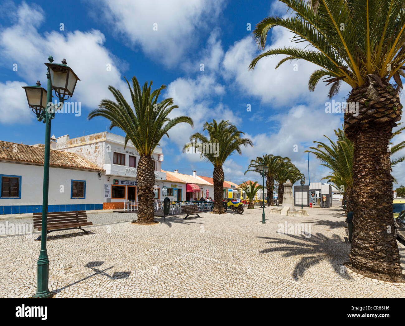 Straßencafés in Praca da Republica im Dorf Zentrum, Sagres, Algarve, Portugal Stockfoto