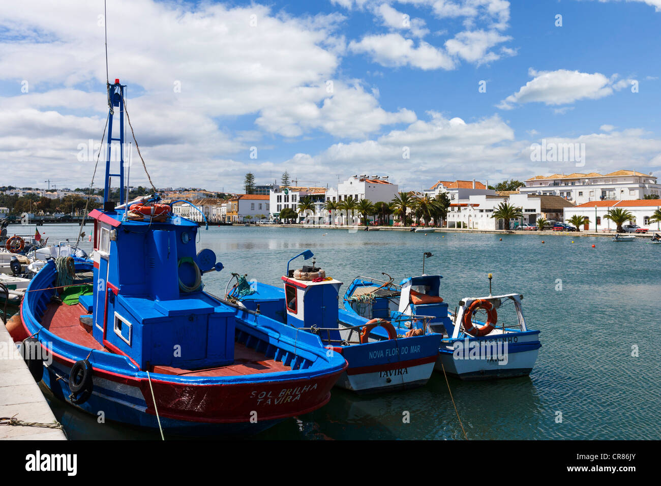 Angelboote/Fischerboote vertäut am Fluss Gilao in der Altstadt, Tavira, Algarve, Portugal Stockfoto