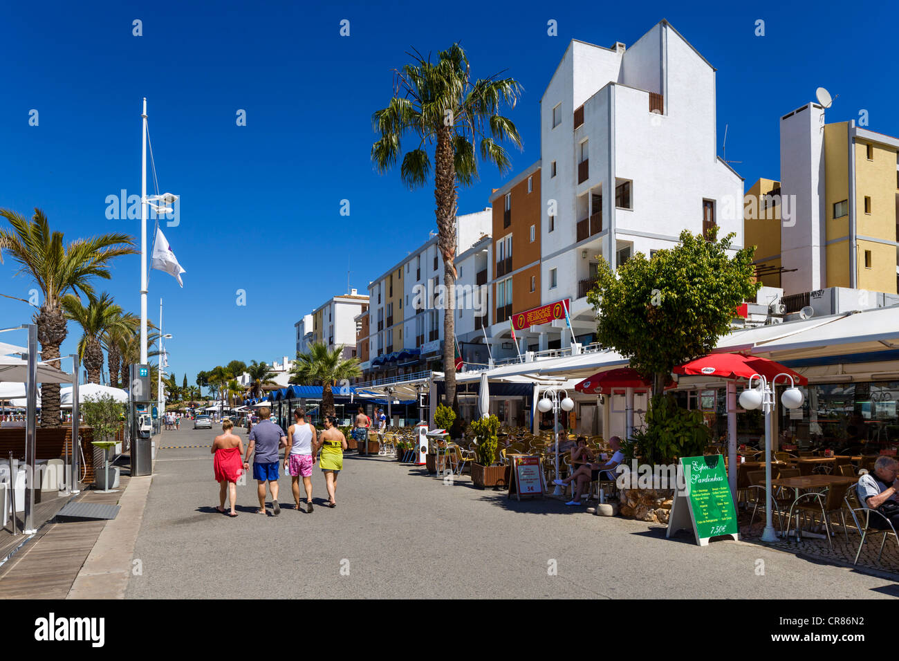 Geschäfte und Restaurants am Kai in der Marina Vilamoura, Algarve, Portugal Stockfoto