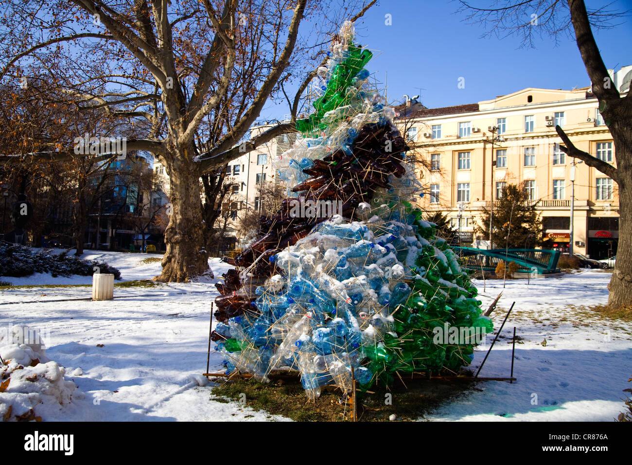 Bäume im Schnee zu Weihnachtsschmuck mit recycelten Wasserflaschen gemacht Stockfoto