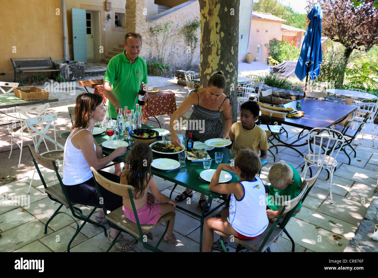 Frankreich, Var, BHs, Le Peyrourier Lodges und Bed &amp; Breakfast, Familienessen Stockfoto