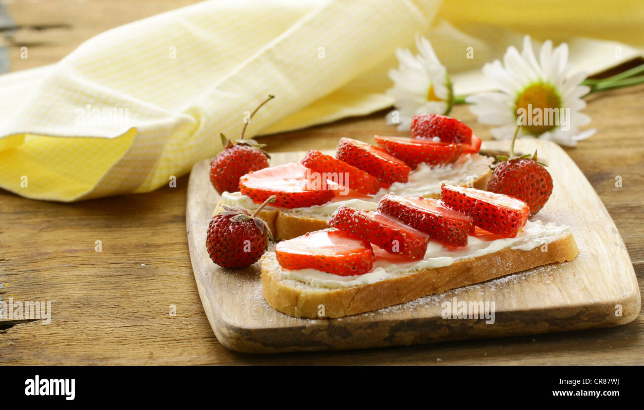 Dessert-Sandwiches mit Erdbeer und Weichkäse Stockfoto