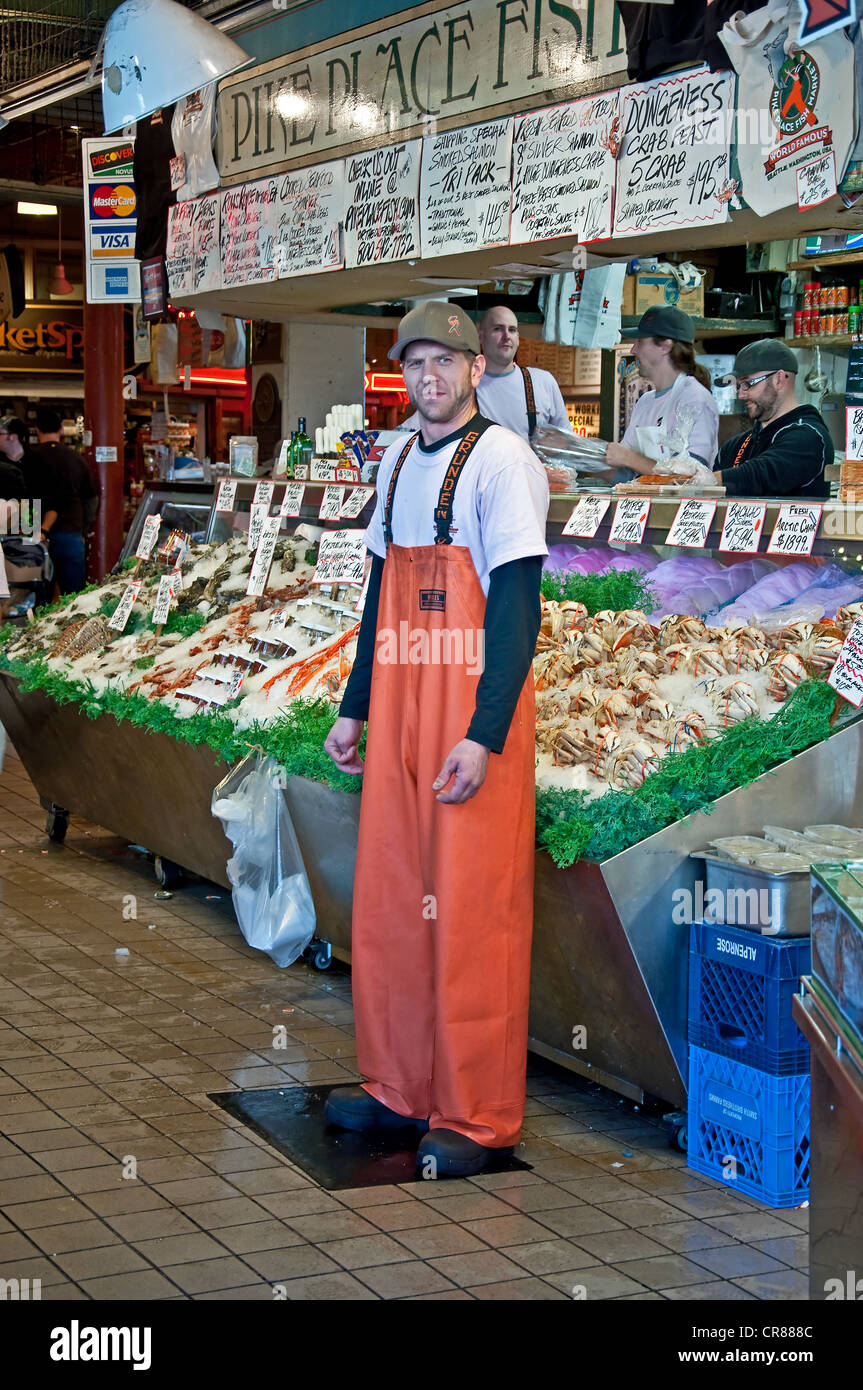 Man wartet auf die nächste Bestellung an den Kunden auf die berühmte Seattle Pike Place Fischmarkt Fisch werfen. Hochformat. Stockfoto