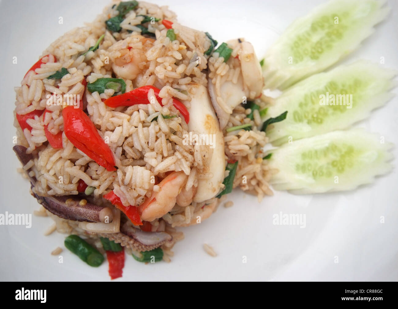 Gebratener Reis mit Meeresfrüchten und heißen Basil auf Teller Stockfoto