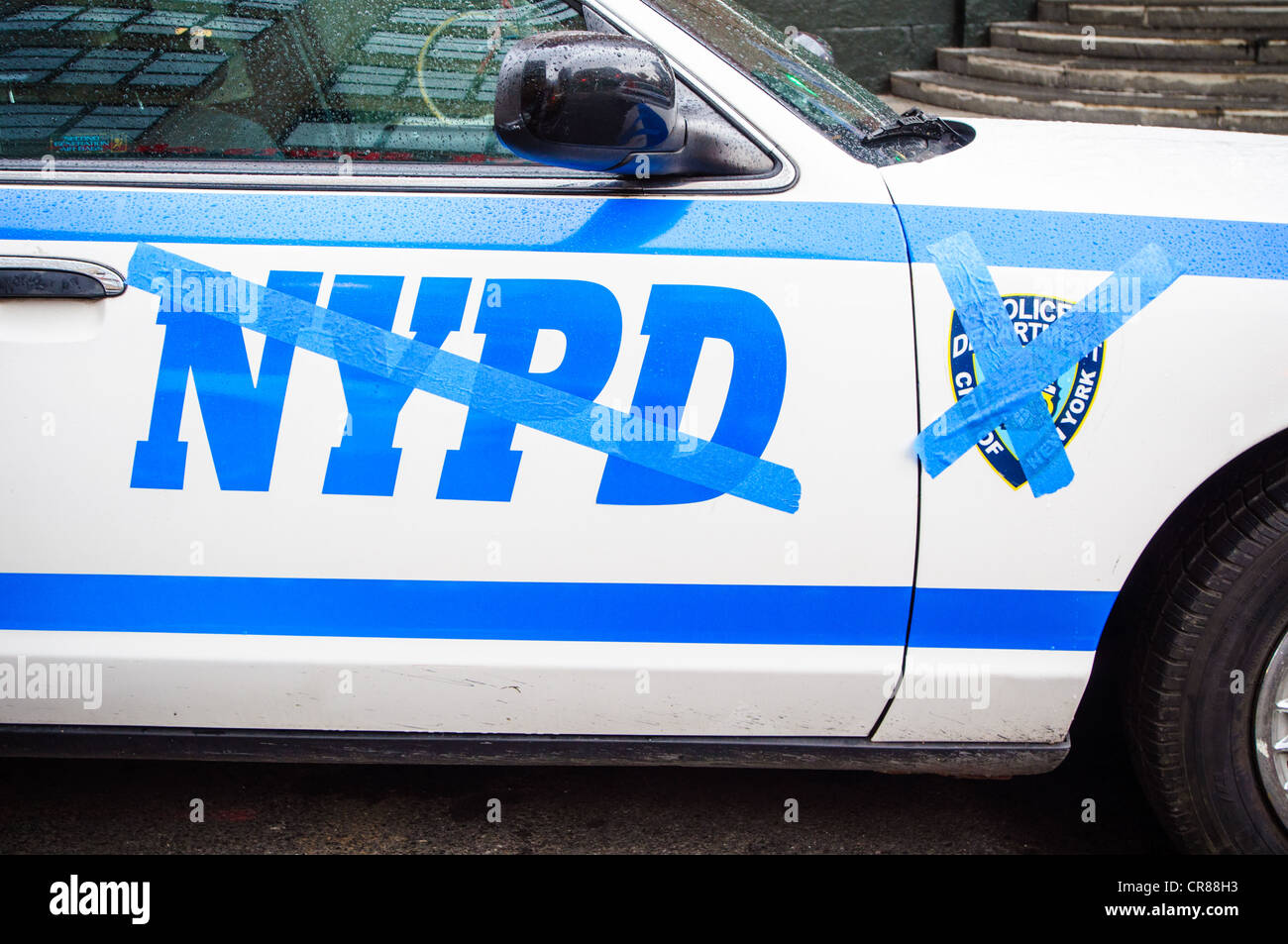 New York City Police Department Autos mit NYPD Worten und Grafiken überklebt, auf einem TV-taping in New York City. Stockfoto