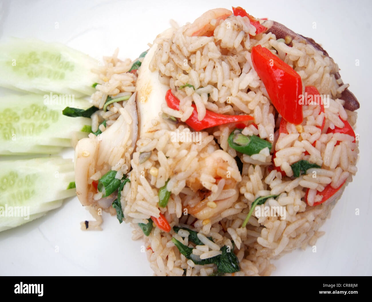 Gebratener Reis mit Meeresfrüchten und heißen Basil auf Teller Stockfoto