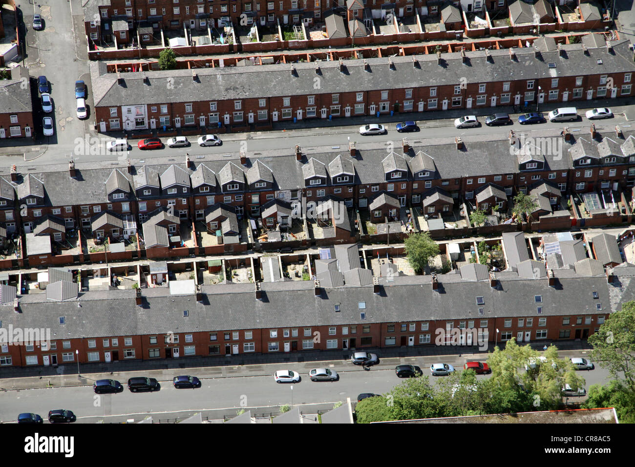 Luftaufnahme von terrassenförmig angelegten Wohnungen in Oldham Stockfoto