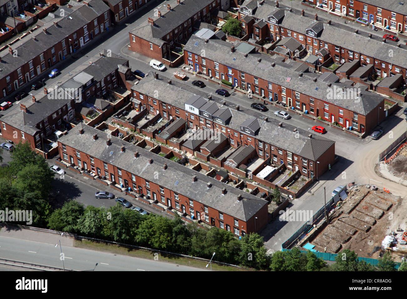Luftaufnahme von terrassenförmig angelegten Wohnungen in Oldham Stockfoto