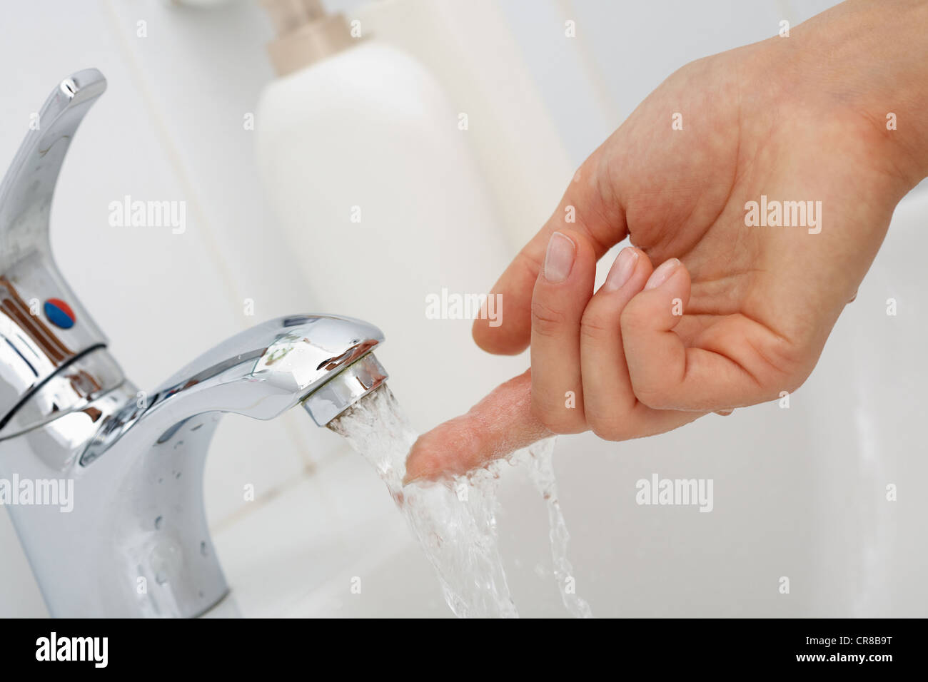 Nahaufnahme von Menschenhand unter Strom von reinen Wasser aus Wasserhahn  Stockfotografie - Alamy