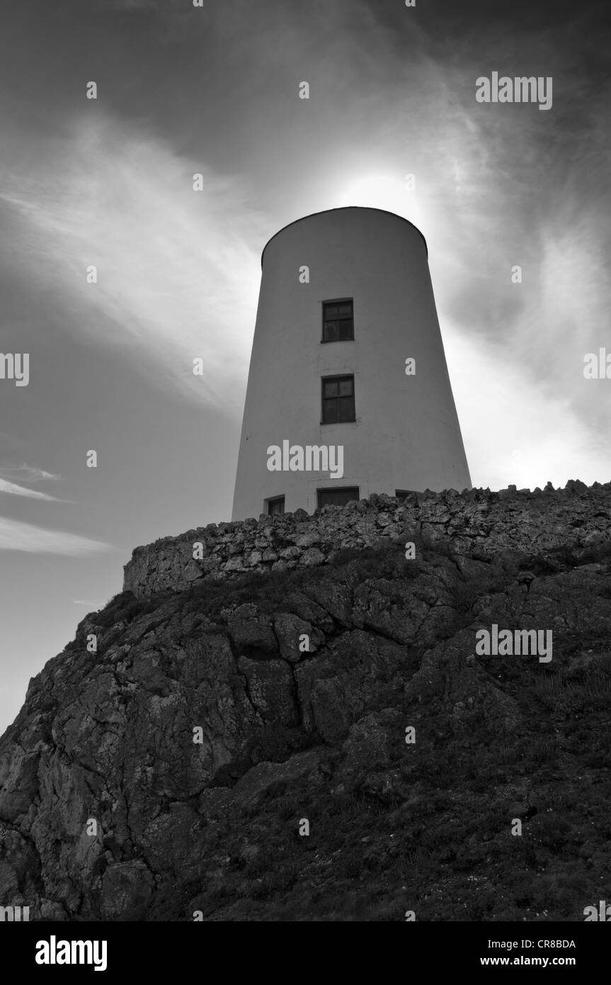 Der alte Leuchtturm Porth Twr-Mawr auf Llanddwyn Insel Anglesey North Wales schwarz-weiß -Fotografie Stockfoto