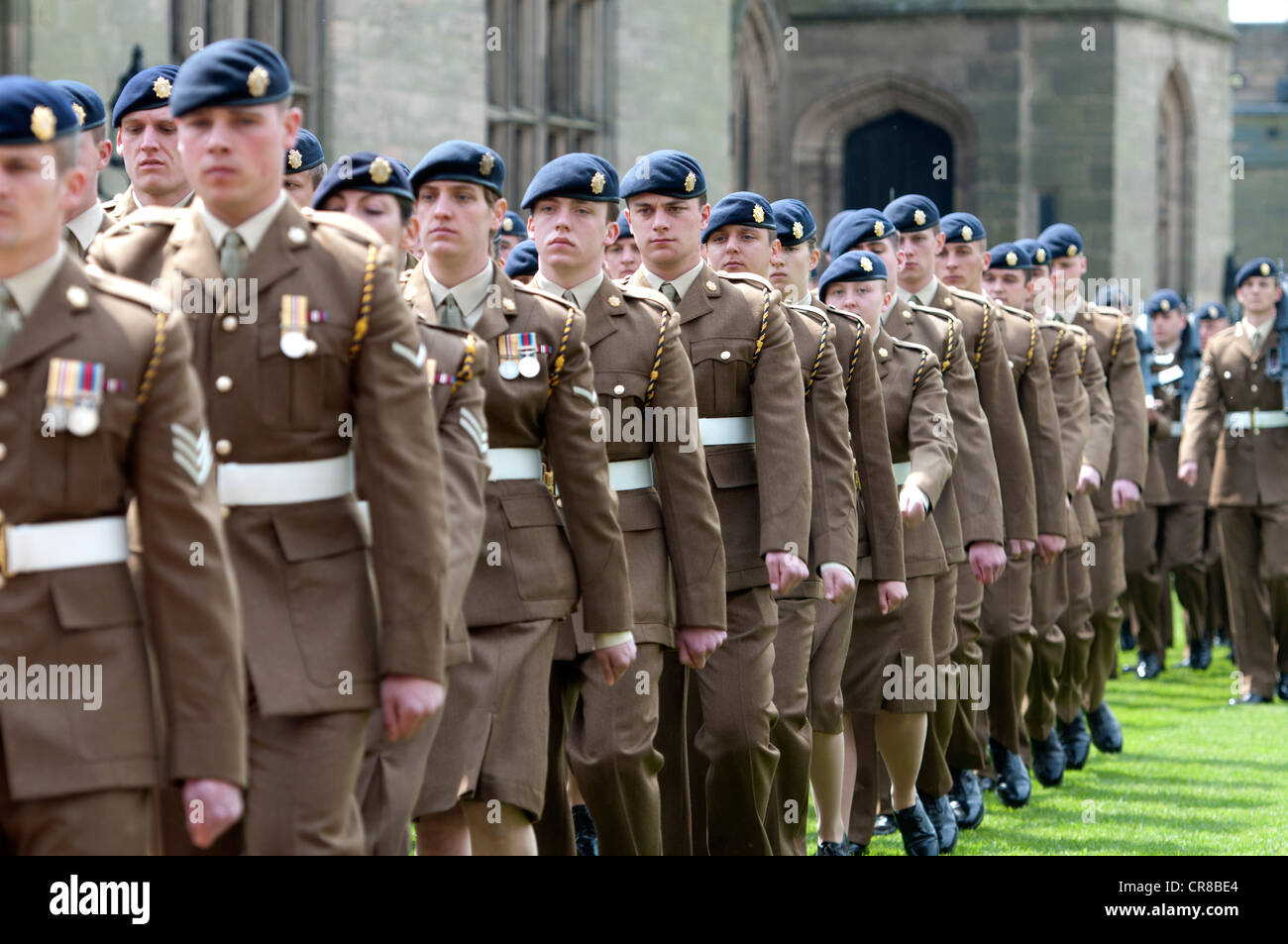 Soldaten marschieren in Warwick Castle Stockfoto