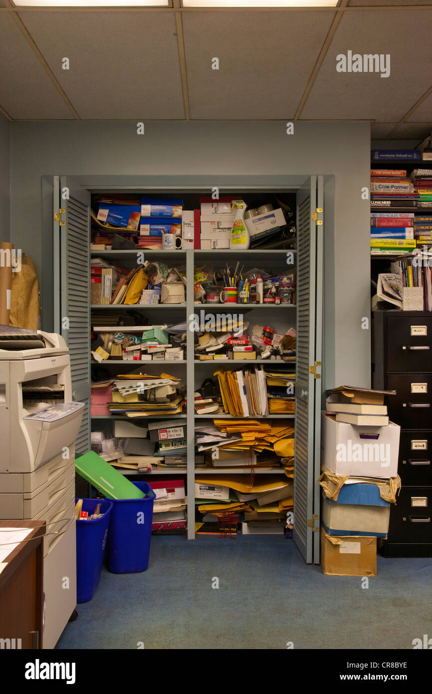 Unorganisiert Lieferungen in einem Büro Stockfoto