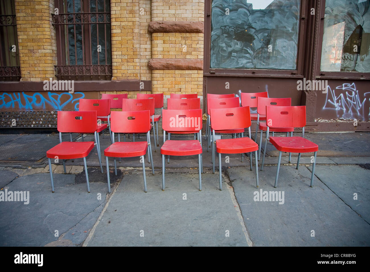 Rote Stühle auf einer Straße eingerichtet Stockfoto
