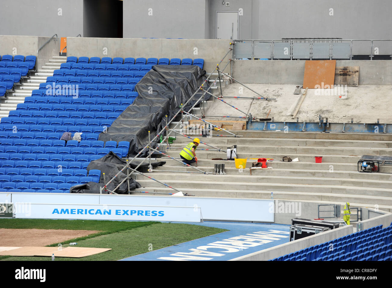 Neue Sitzgelegenheiten in The Amex, der Heimat von Brighton and Hove Albion Football Club gestellt wird Stockfoto