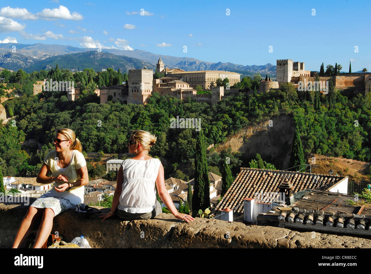 Spanien Andalusien Granada junge Damen San Nicolas Watchtower wenig Platz im Viertel Albaicin mit Großansicht auf Alhambra Stockfoto