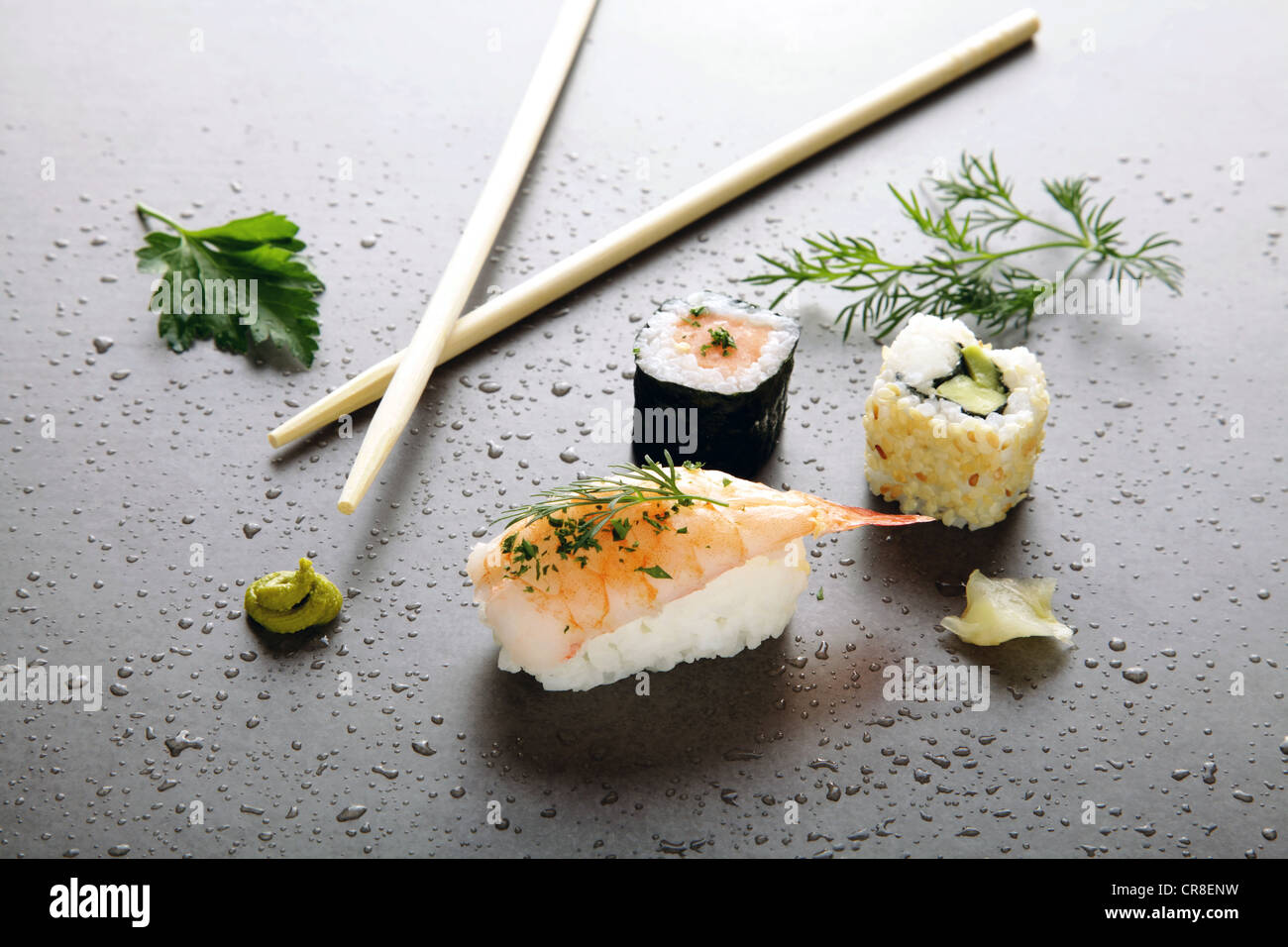 Verschiedene Sushi mit Ingwer und Wasabi auf eine Steinoberfläche Stockfoto