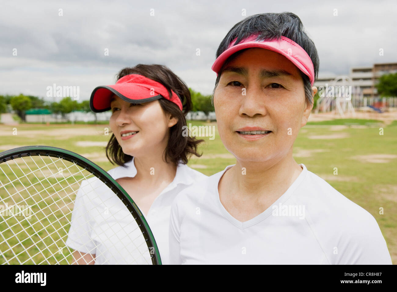 Zwei Frauen bereit für tennis Stockfoto