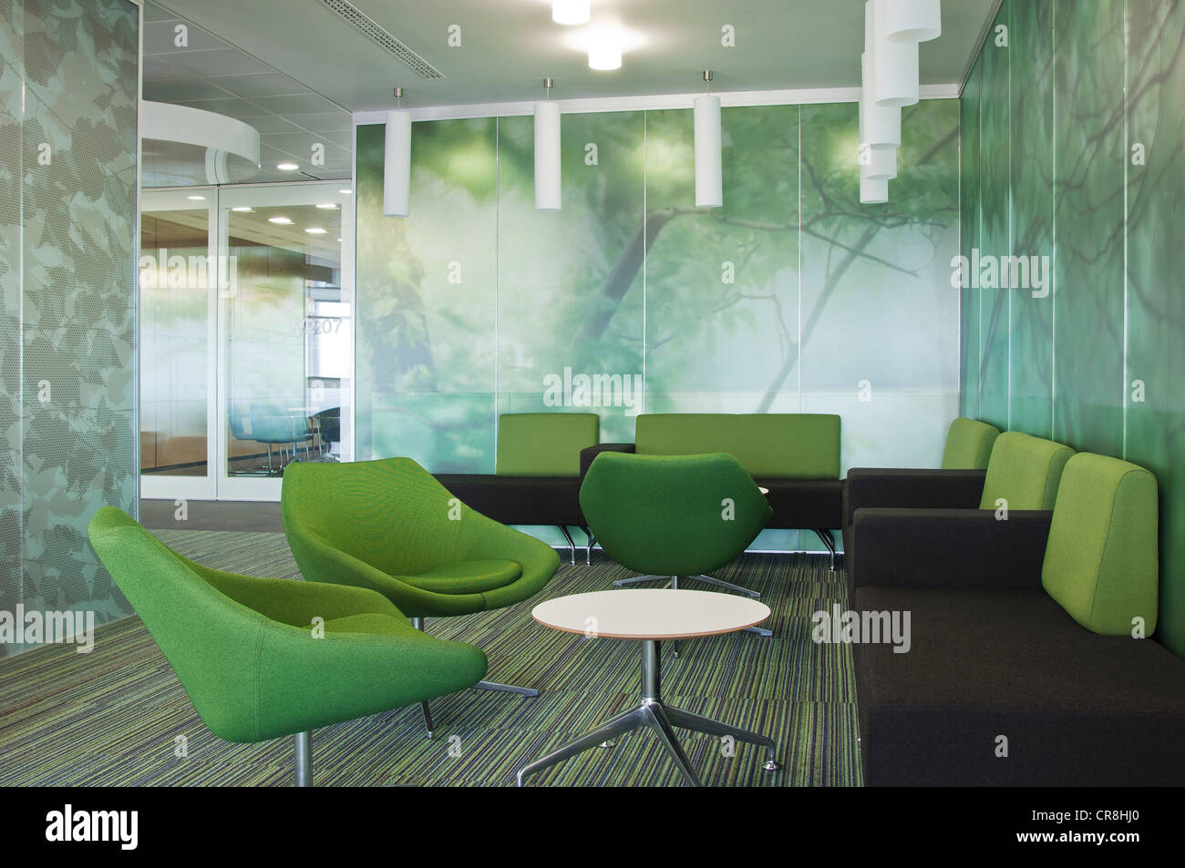 Sofas und Sessel in leeren Bürogebäude Stockfoto