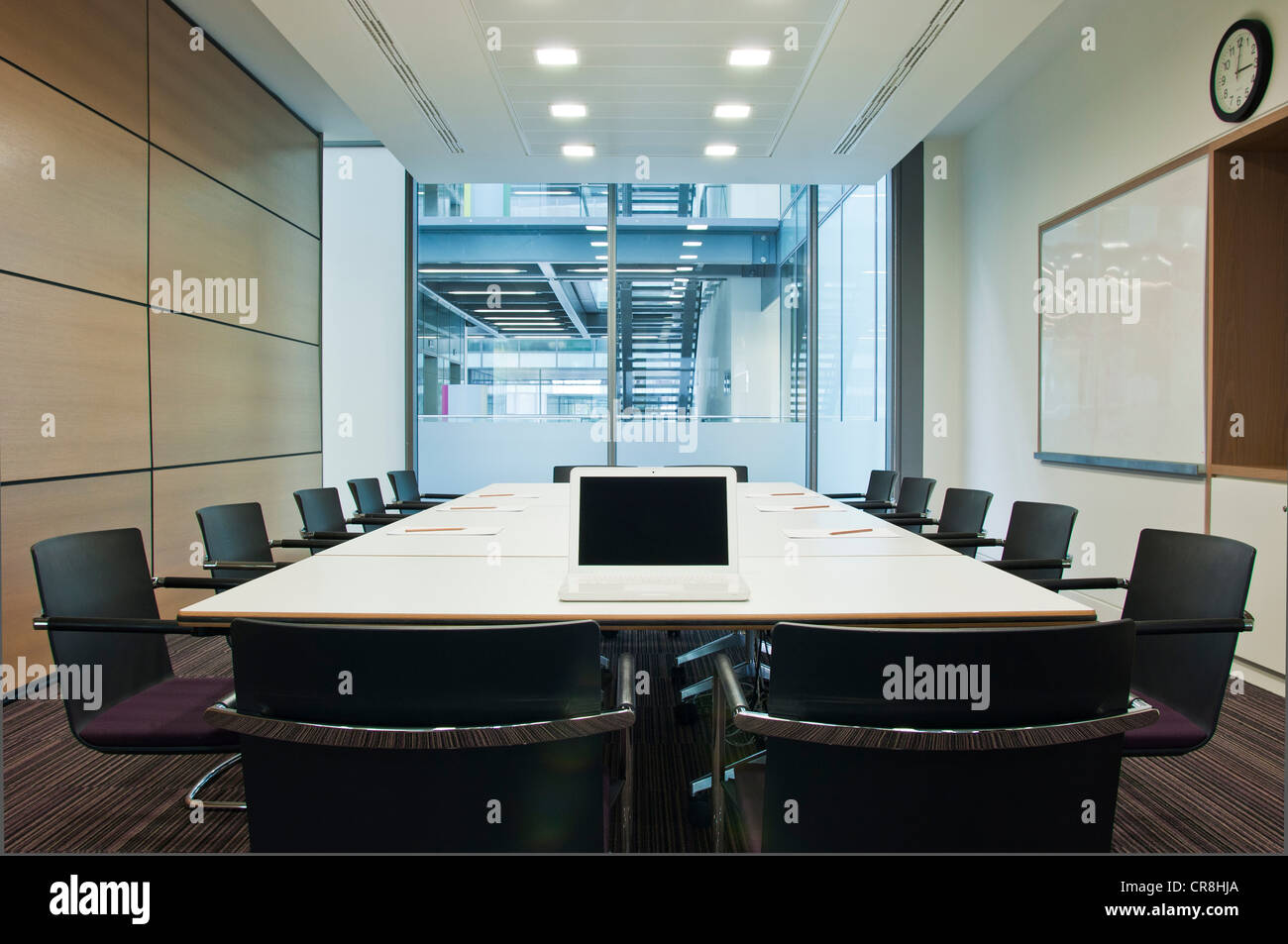 Laptop am Konferenztisch in leeren Bürogebäude Stockfoto