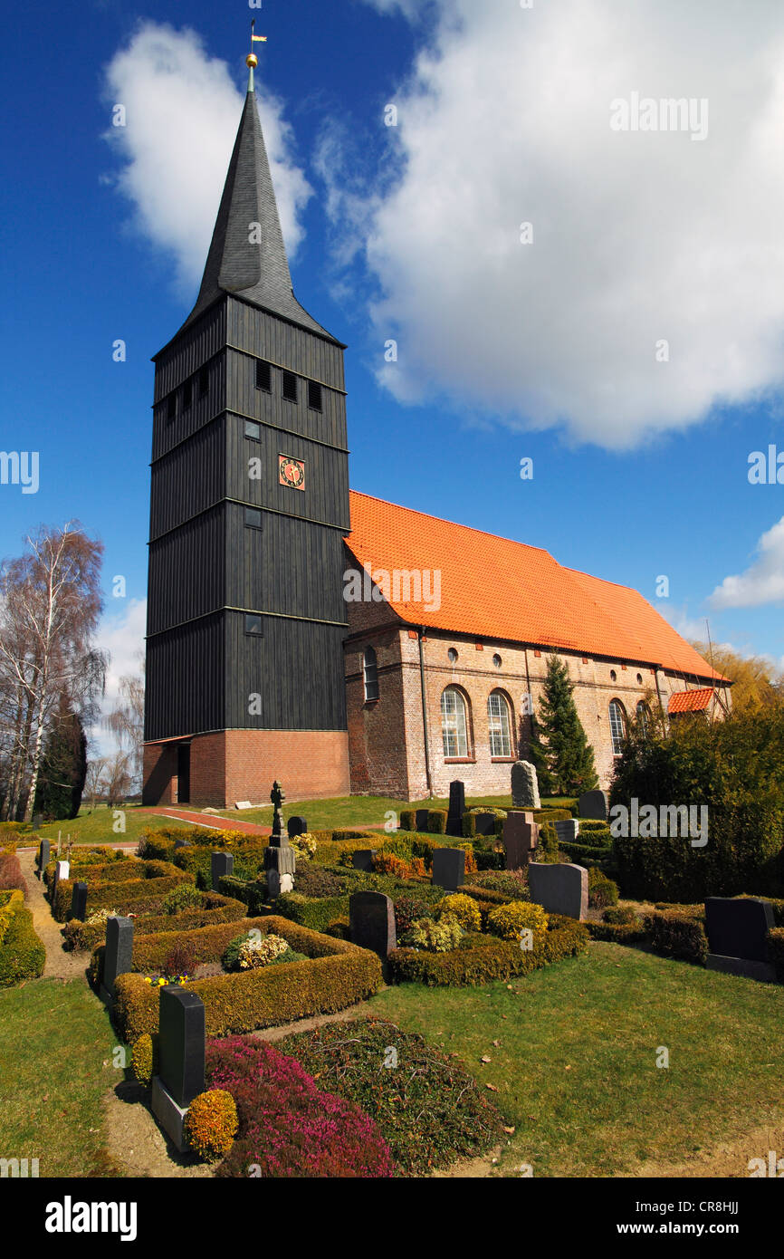 Historische Kirche Dreikoenigskirche und Friedhof in Orla, Haseldorfer Marsch, Unterelbe, Elbe Sümpfe, Pinneberg Halbin Stockfoto