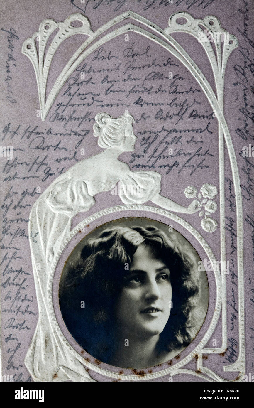 Historische Postkarte mit Portrait von eine Frau und Jugendstil Ornamenten, schreiben in Suetterlin-Skript, um 1900 Stockfoto