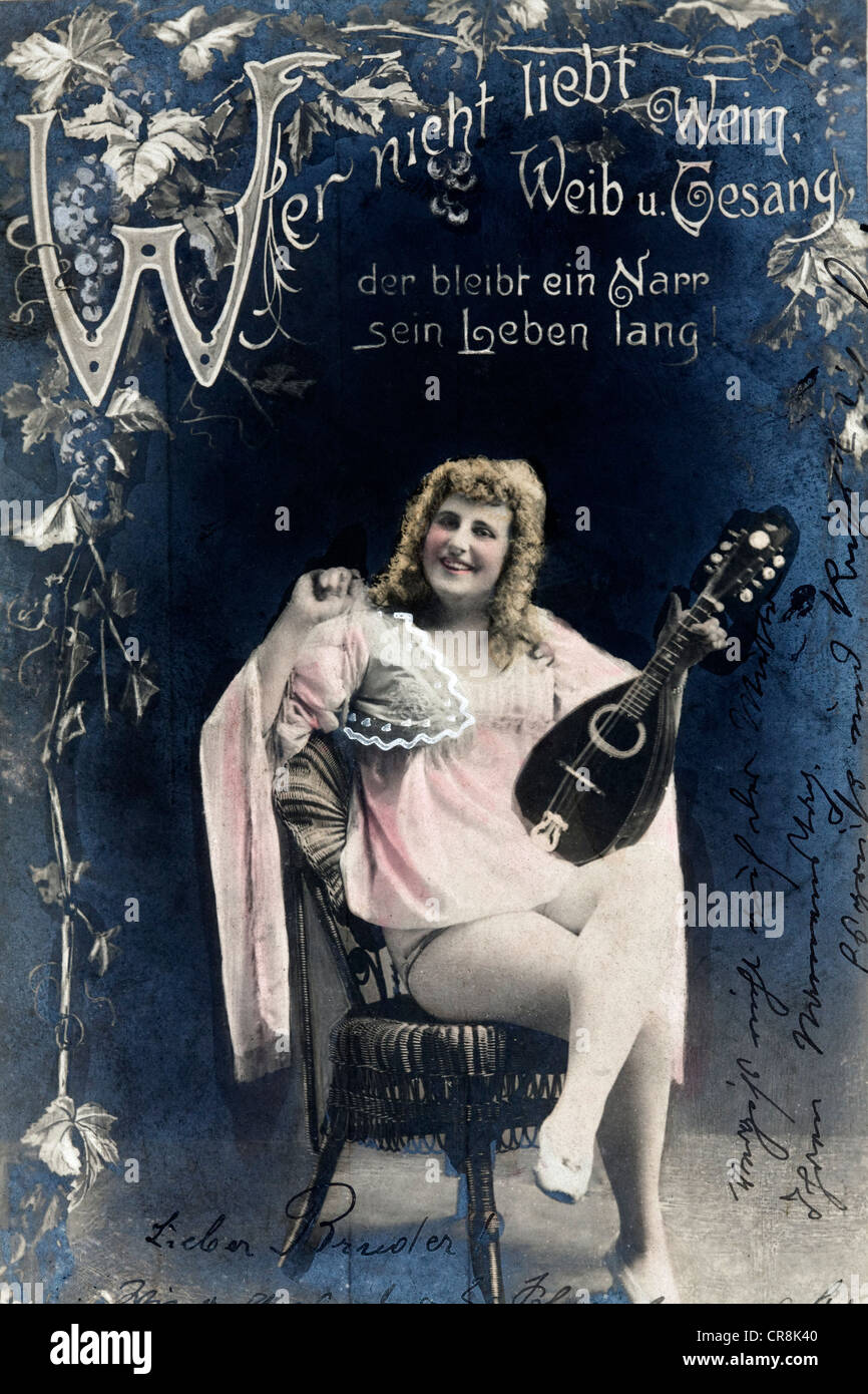 Wein, Frau und Frau mit Mandoline, historische Postkarte, um 1900, Kitsch song Stockfoto