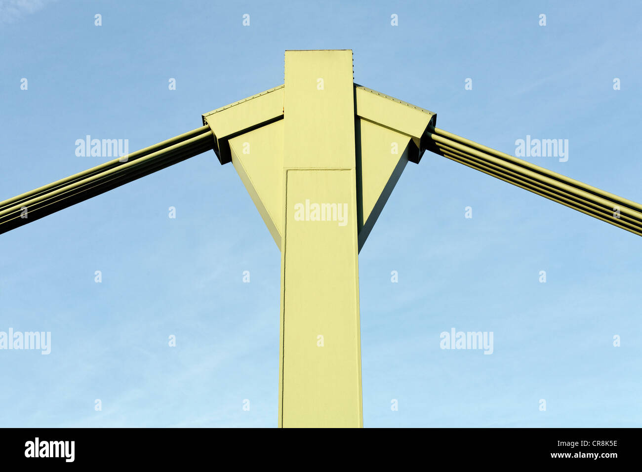 Pylon mit Stahl Kabel, Straßenbrücke, Düsseldorf, Nordrhein-Westfalen, Deutschland, Europa Stockfoto