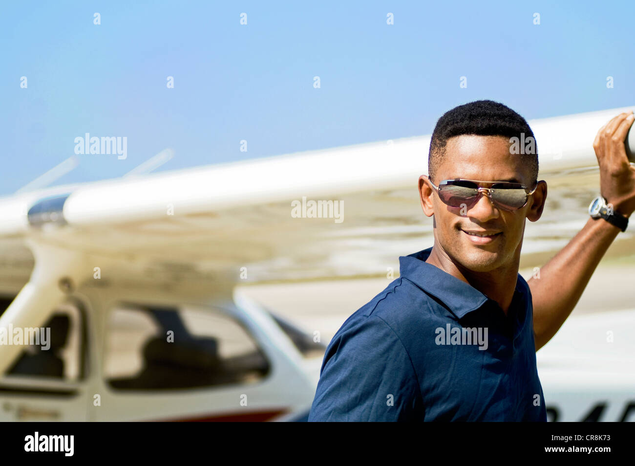 Ein Pilot überprüft sein Flugzeug vor dem Start Pausen über Laufsteg zu sehen. Stockfoto