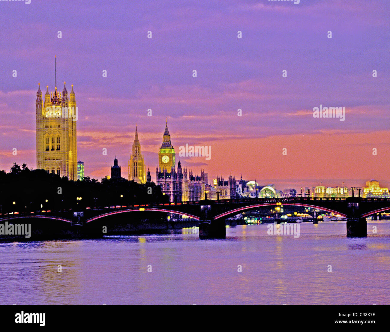 Nächtliche Blick auf Westminster mit Lambeth Bridge im Vordergrund und den Houses of Parliament hinter mit Big Ben. Stockfoto