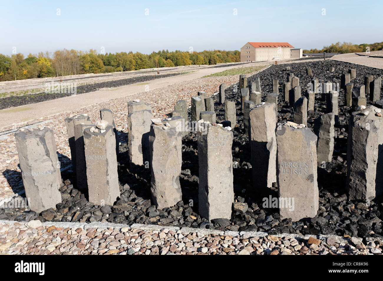 Stelen mit den Namen von Konzentrationslagern, Gedenkstätte Buchenwald, ehemaliges Konzentrationslager in der Nähe von Weimar, Thüringen Stockfoto
