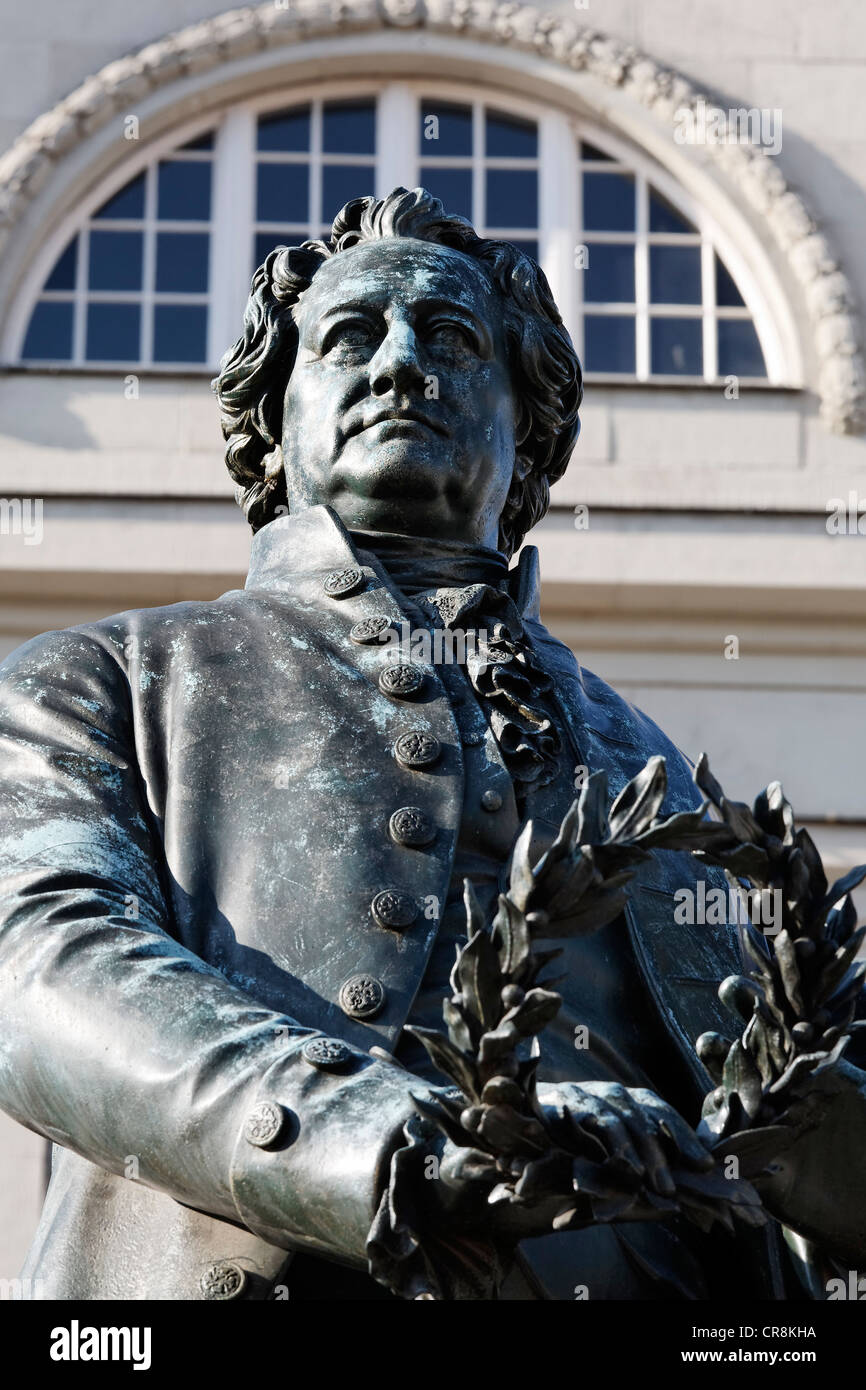 Goethe-Statue, Goethe und Schiller-Denkmal vor dem Theater Deutsches Nationaltheater in Weimar, Thüringen Stockfoto