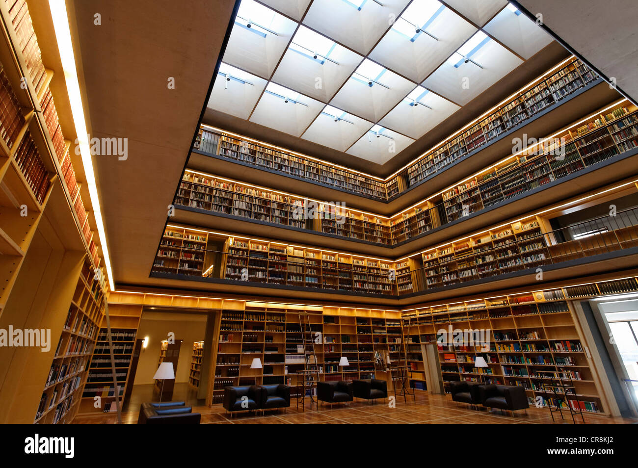 Bücherregale in der Kubus-Halle, Studienzentrum der Herzogin Anna Amalia Library in Weimar, Thüringen, Deutschland, Europa Stockfoto