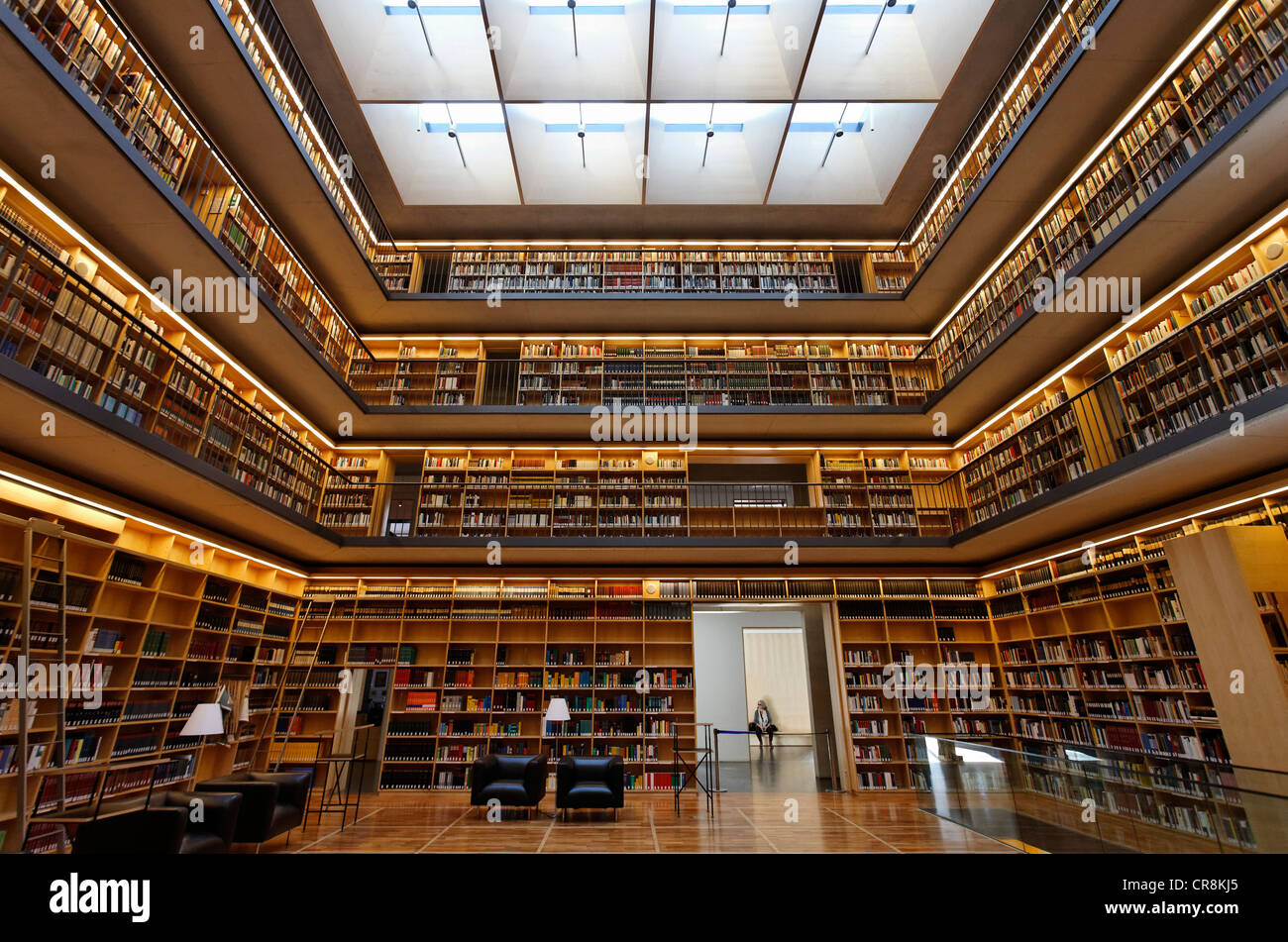 Bücherregale in der Kubus-Halle, Studienzentrum der Herzogin Anna Amalia Library in Weimar, Thüringen, Deutschland, Europa Stockfoto