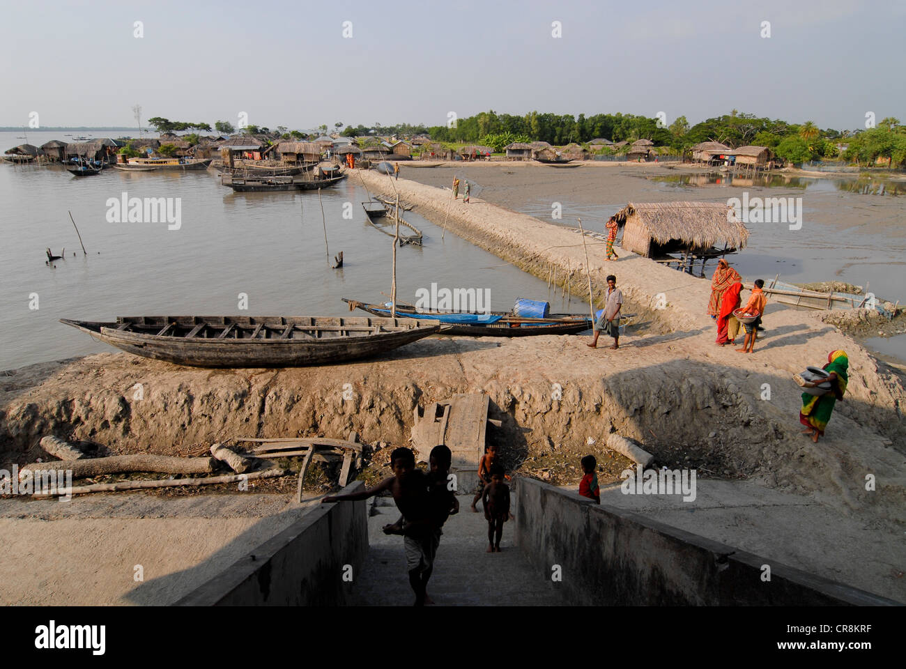 Bangladesch, Dorf Kalabogi am Fluss Shibsha in der Nähe von Golf von Bengalen, Völker sind am stärksten vom Klimawandel betroffen, Blick vom Hochwasser-Schutz Stockfoto