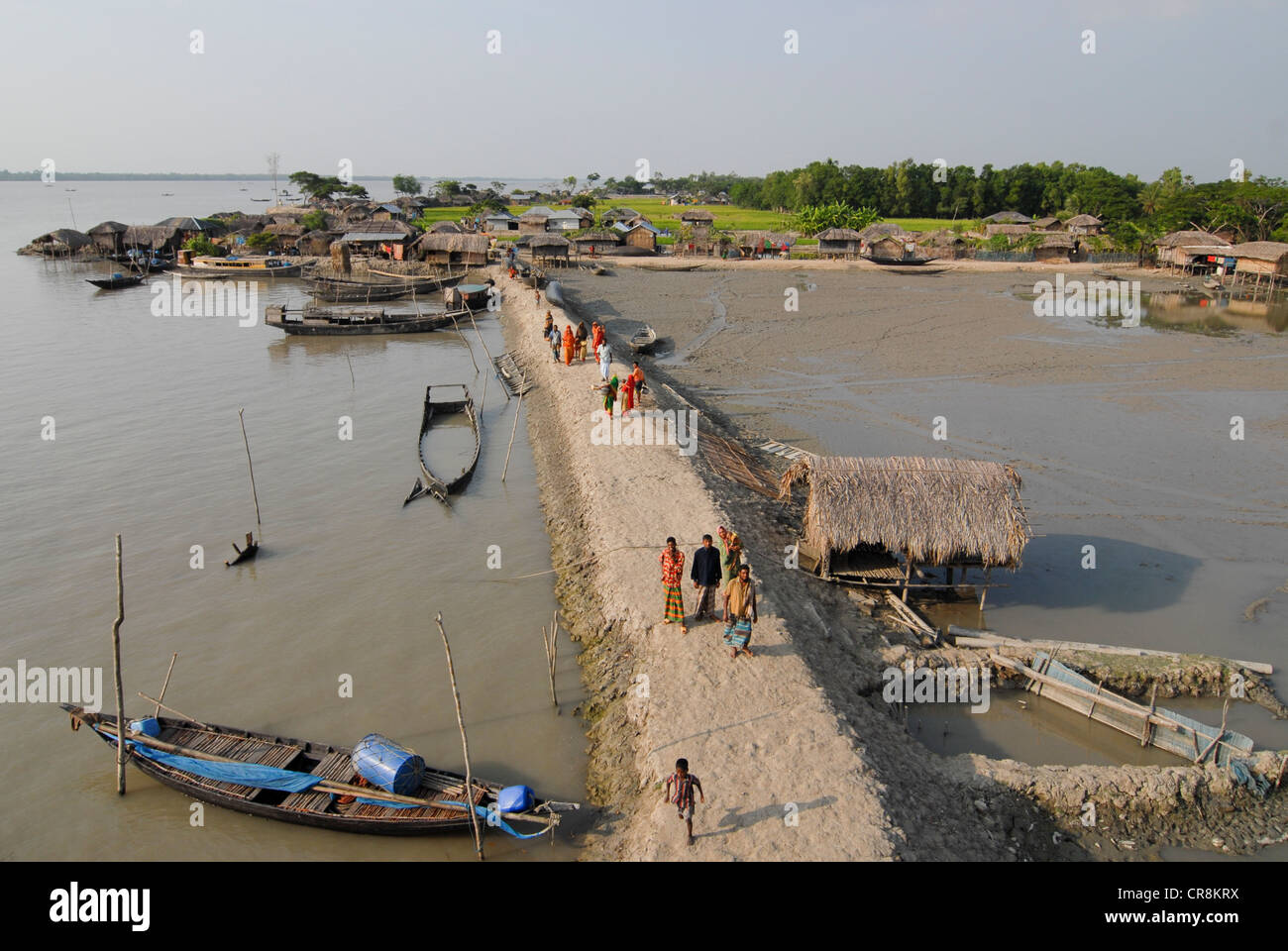 Bangladesch, Dorf Shibsha Kalabogi am Fluss in der Nähe der Bucht von Bengalen, Völker sind am meisten vom Klimawandel, Deich zum Schutz das Land der Gezeiten Hochwasser betroffen Stockfoto