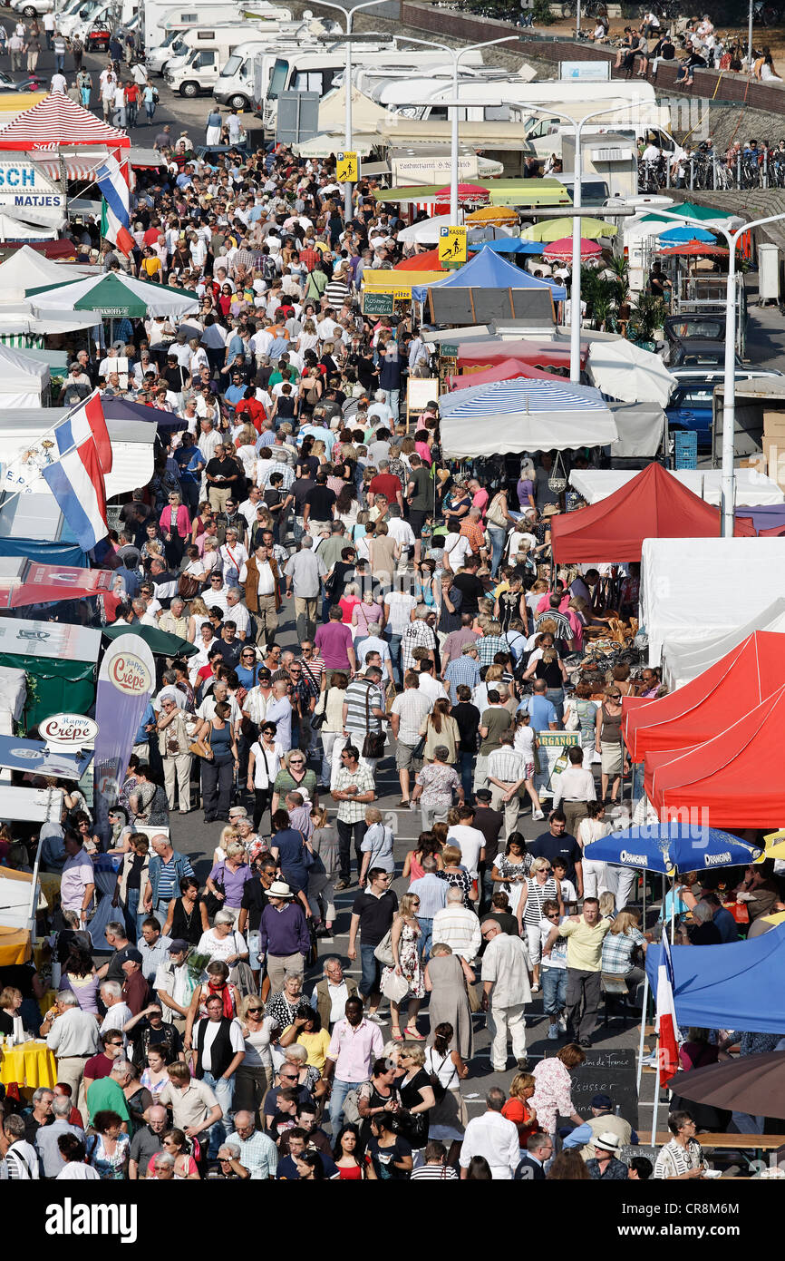 Publikum zwischen Ständen, Fischmarkt, Tonhallenufer, Düsseldorf, Nordrhein-Westfalen, Deutschland, Europa Stockfoto