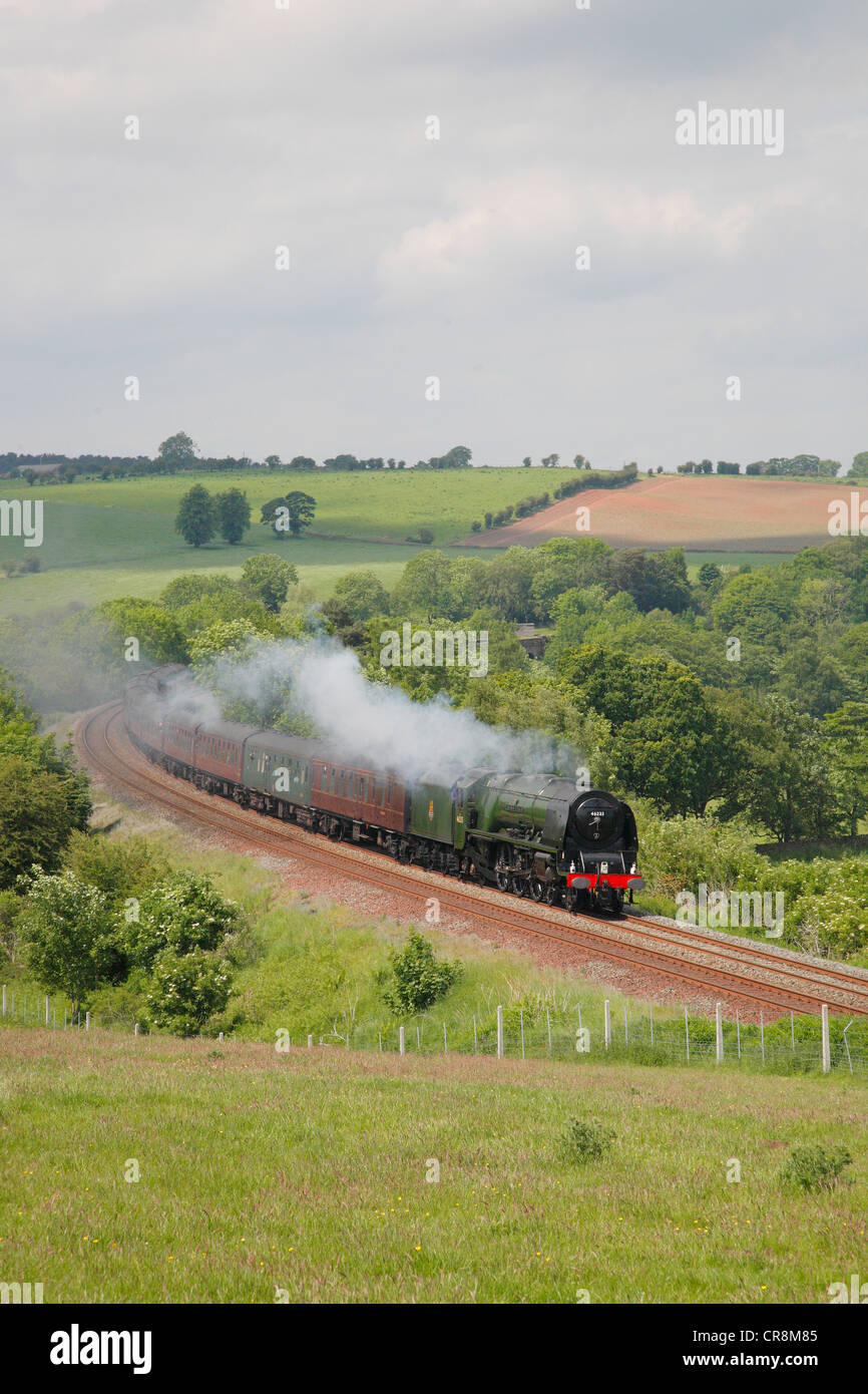 LMS Princess Coronation Klasse 6233 Herzogin von Sutherland Steam train in der Nähe von Low Baron Holz Bauernhof Armathwaite Eden Valley, Cumbria, Stockfoto