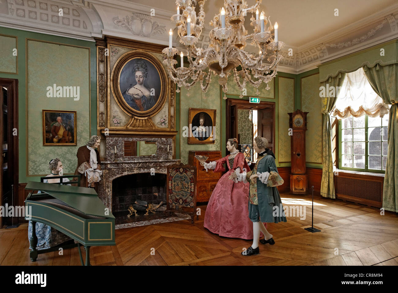 Salon, 18. Jahrhundert, mit Schaufensterpuppen Rokoko Kleidung zu tragen, Kasteel Hoensbroek, Limburg, Niederlande, Europa Stockfoto